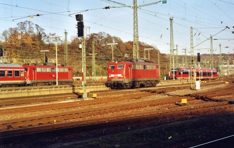 Von links nach rechts: 110 166, 139 556 und 643 017. Hinter dem 643 ist noch 212 372 zu sehen. Durch den 643 verdeckt werden die hinter der 212 372 abgestellten 212 347 und 212 034.