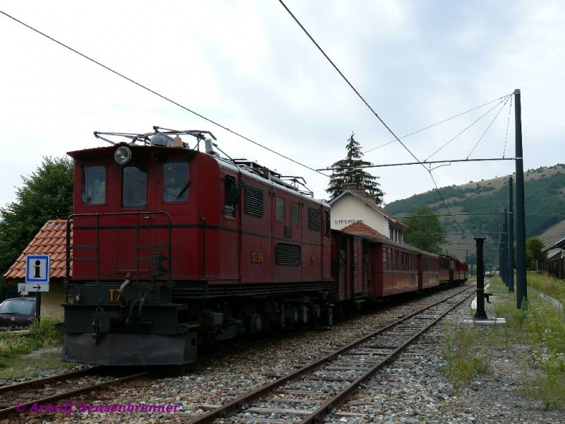Von der Lok T7 gezogener SGLM-Zug von Saint-Georges-de-Commiers nach La Mure beim Halt in  La-Motte-d´Aveillans.
29.08.2007
