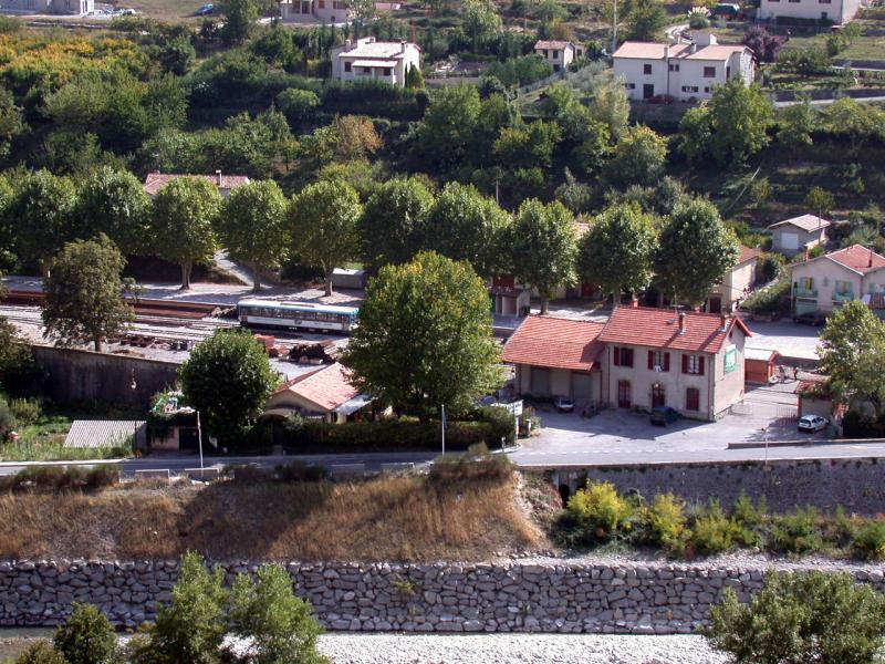 Von der mchtigen Burg oberhalb des historischen Stdtchens bietet sich ein guter Blick auf den Bahnhof Entrevaux.(05.10.2004)