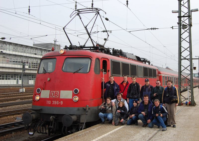 Von Nah und Fern sind sie angereist, die Teilnehmer am Bahnbilder.de-Treffen am 14.03.2009 in Regensburg. Hier das Gruppenfoto von Links: stehend 110 396, Tobias Schuminetz, Sebastian Fuchs, Dennis Kraus, Sebastian Grbe, Steffen Eule und Christian Maier. Knieend: Kevin Welsch, Stefan Kilian, Julian Hoffrichter, Korbinian Eckert, Helmut Dimitroff und Stefan Wohlfahrt. Ein Dank gilt auch dem Lokfhrer der 110 396, der dieses Gruppenfoto fr uns gemacht hat und uns dann auch noch bereitwillig Auskunft ber technische Fragen zur Lok gab. Es war insgesamt ein sehr schner Tag!