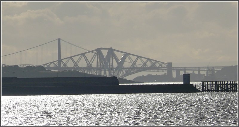 Von Newhaven im Hafengebiet von Edinburgh aus erkennt man bei guter Sicht einzelne Pfeiler der riesigen Bahn- und Strassenbrcke ber den Firth of Forth, hier allerdings in einer starken Televergrsserung. (10.08.2008)