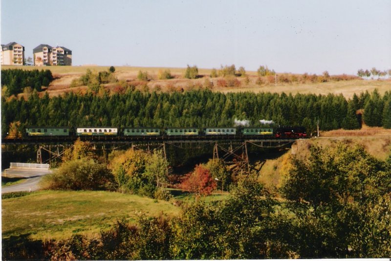 Von Oberwiesental kommend rollt dieser Zug das H�ttenbachviaduckt in Richtung Cranzahl hinab. Oktober 2004 gegen 17Uhr
