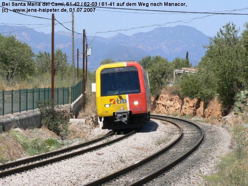 Von Palma kommend etwa auf halber Strecke zwischen der Station Festival Park und Santa Maria del Cam eilt der Zug bestehend aus 61-42 / 62-03 / 61-41 in Richtung Sa Pobla. Foto: 01.07.2007