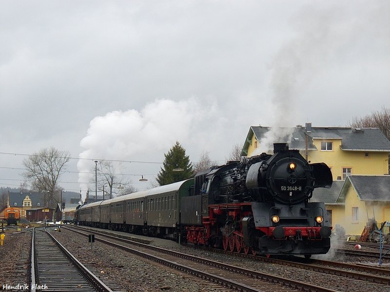 Von der Pendelfahrt aus Markersbach zurck legen 50 3648 und 58 311 einen 20-mintigen Halt im Bahnhof Schlettau ein. Die 50 war mit einem Schieberschaden unterwegs und qulte sich mit einem furchtbaren Klang ber die Steigungen der BSg-Linie. Datum: 28.03.2009