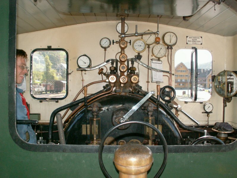 Von der Plattform des ersten Wagens hinter der Dampflok hat man den  Durchblick .Bauma 16.08.09