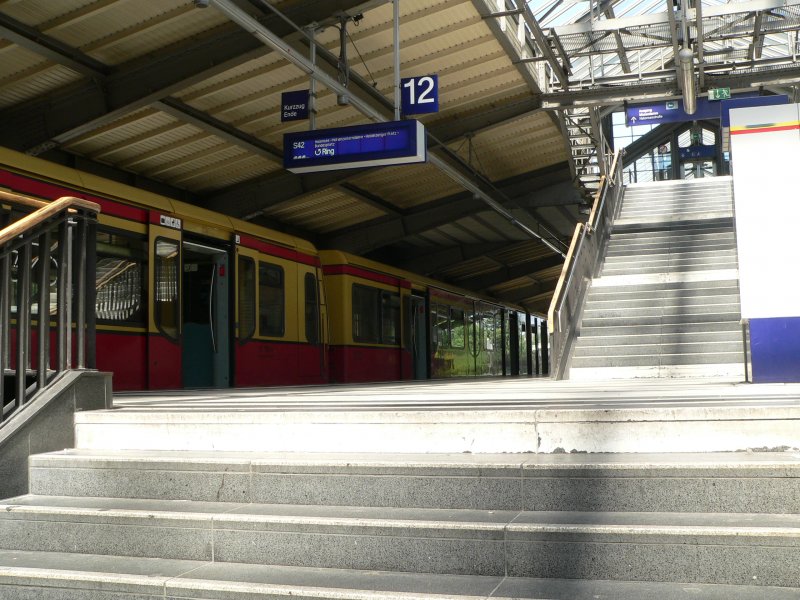 Von der Ringbahnhalle geht es zum Ausgang nochmals nach oben. Westkreuz, 10.6.2007