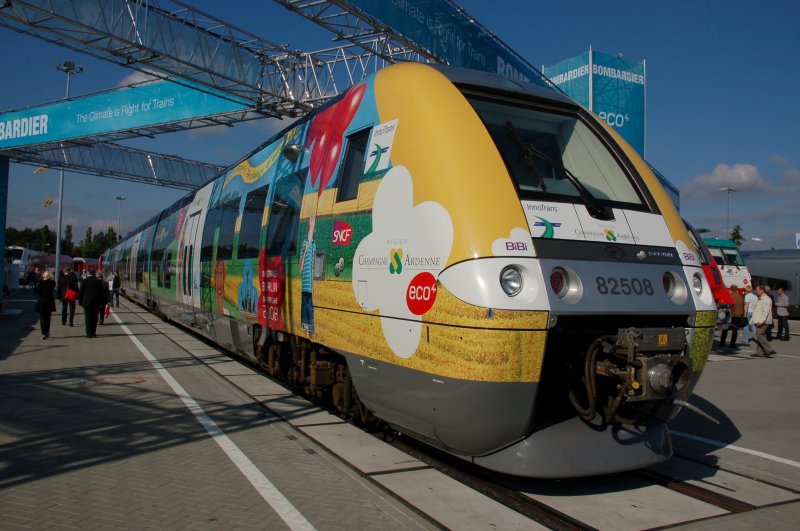 Von der SNCF auf der Innotrans 2008 in Berlin vorgestellt: Ein Triebzug aus der Serie 82500 (AGC-BGC Bimodal-Hybrid)- hier 82 508 in ansprechender, farbenfroher Gestaltung. Aufgenommen am 26.09.2008

