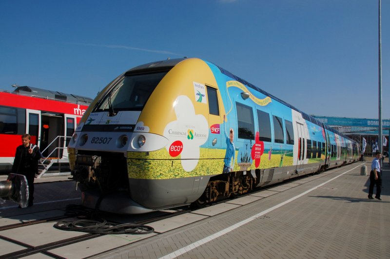 Von der SNCF auf der Innotrans 2008 in Berlin vorgestellt: Ein Triebzug aus der Serie 82500 (AGC-BGC Bimodal-Hybrid)- hier 82 507 in ansprechender, farbenfroher Gestaltung. Aufgenommen am 26.09.2008 