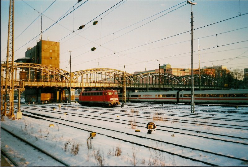 Von der Sonne angestrahlt zeigt sich eine Baureihe 110 und die Hackerbrcke in Mnchen. Fotographiert von dem S-Bahnhof Hackerbrcke am 18.02.2009