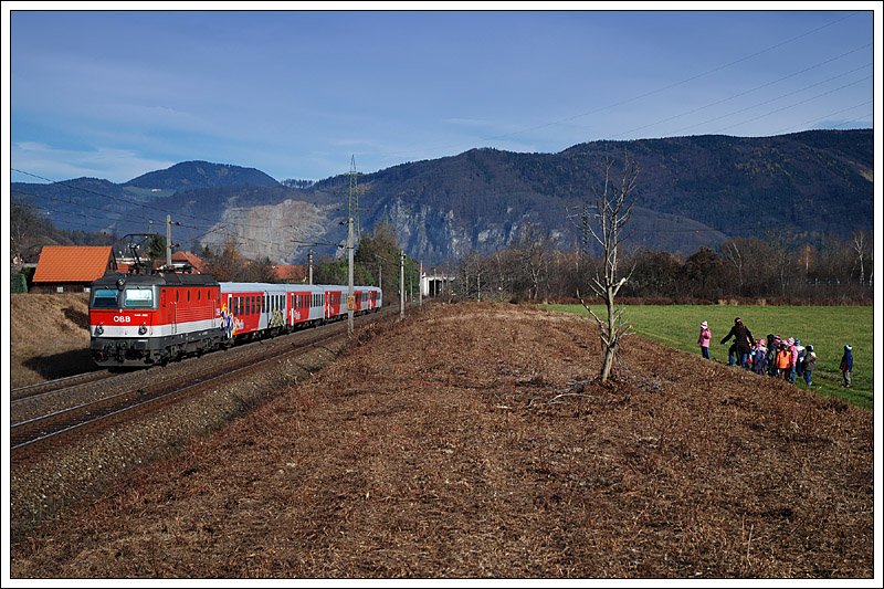 Von Spielfeld-Stra bis Graz fhrt dieser Zug als S 5, ab Graz bis Bruck an der Mur als S 1. Die Kindergartentante dieser Kindergartengruppe war ber meinen Fototipp froh. Sie wollte ihre Meute gegen die Sonne fotografieren. Ich habe sie dazu berreden knnen es anders zu machen. 