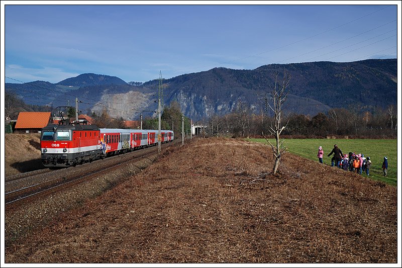 Von Spielfeld-Stra bis Graz fhrt dieser Zug als S 5, ab Graz bis Bruck an der Mur als S 1. Die Kindergartentante dieser Kindergartengruppe war ber meinen Fototipp froh. Sie wollte ihre Meute gegen die Sonne fotografieren. Ich habe sie dazu berreden knnen es anders zu machen. 