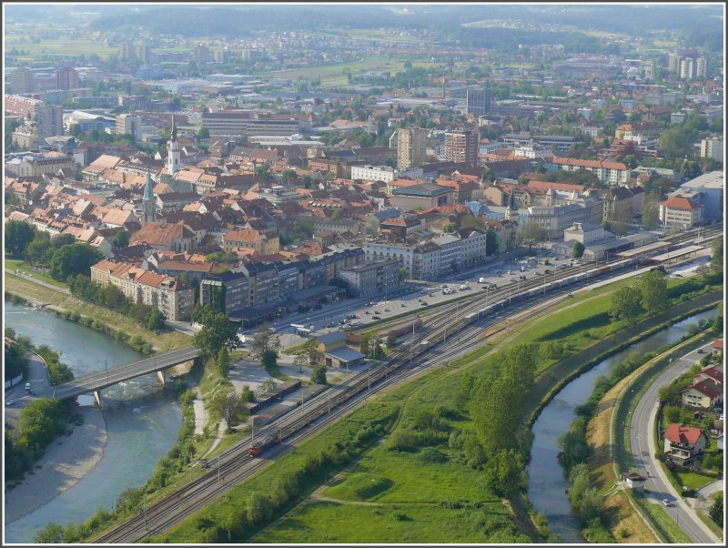 Von der Starigrad aus hat man einen wunderbaren Blick ber Bahnhof und Stadt Celje. wo soeben eine 363 mit einem langen Gterzug Richtung Zidani Most durchfhrt. (14.05.2008)