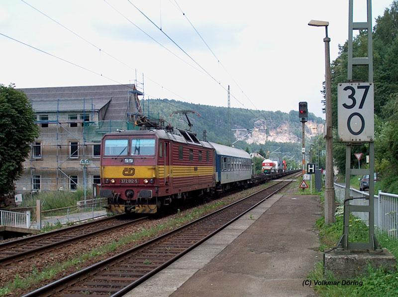 Von Tschechien kommende 372 012 vor uerst sprlich genutzter  Rollenden Landstrae  bei Wehlen  - 18.07.2003

