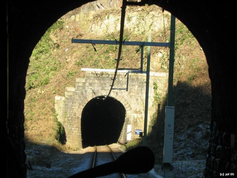 Von Tunnel zu Tunnel -

S31/41 Murgtalbahn, bei Gausbach kommt die Bahn zwischen dem Rappen- (im Hintergrund) und dem Hackentunnel kurz ans Tageslicht. Beachte die Stromschiene! Diese wurde im Bereich der Tunnels anstatt einer Oberleitung gewählt, wegen der geringen Bauhöhe der Tunnels. 

16.01.2005 (J)