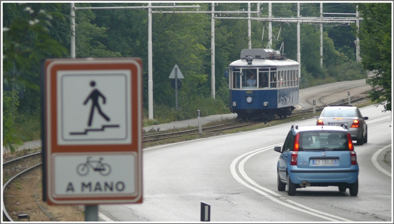 Von Villa Opicina her nhert sich Tramwagen 404 der hchsten Stelle der Linie, wo sich beim Obelisco auf 330m ./M. eine Haltestelle befindet, von wo aus man einen tollen Blick ber die ganze Stadt hat. (07.06.2009)