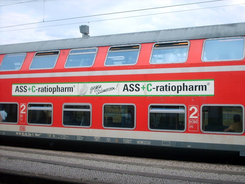 Von wegen es gibt keine Werbung mehr auf Wagen. Eingereiht war dieser Wagen(50 80 25-04 744-2 DBuza 747.1) vor einer Woche im RE von Magdeburg nach Falkenberg(Elster). Dieser Wagen ist im DB Regio Werk Magdeburg beheimatet.