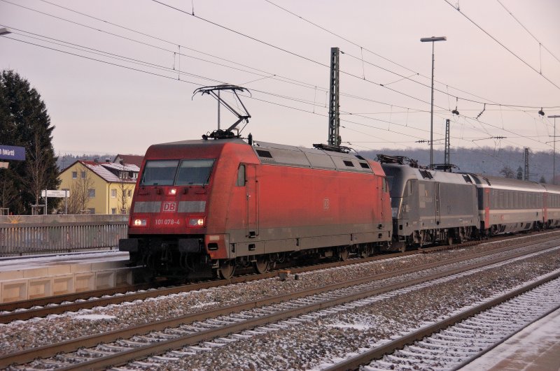 Von wegen Sonntag ist das Plan... Am Samstag konnte diese Doppelbespannung am IC 79696 in Amstetten kurz vor der Geislinger Steige auf Chip gebannt werden. (Nur schn, dass sich die Zugbespannungen so ab und zu gar nicht an irgendwelche Plne halten, und so mancher Kommentar sang- und klanglos untergeht... oder ist es der Neid?).
101 078-4 und ES 64 U2-026 im Einsatz.