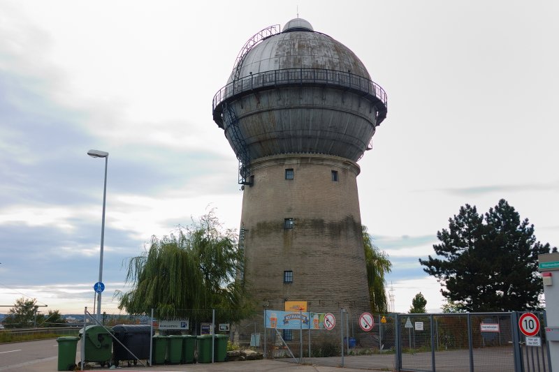 Von weitem sichtbar: Der historische und als Denkmal geschtzte Wasserturm am Gelnde des Gterbahnhofs in Kornwestheim. (05.10.2008).