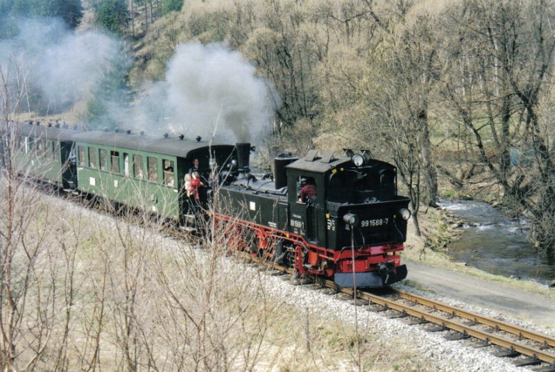 Vor 10 Jahren am 03.04.1999 entstand diese Aufnahme. 99 1568-7 ist mit ihrem Personenzug von Jhstadt kurz vor Einfahrt in Schmalzgrube.