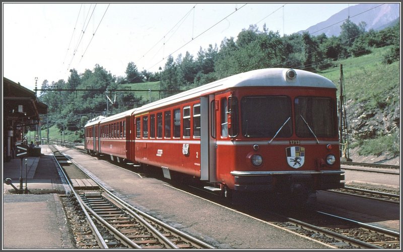 Vor 25 Jahren war der Vorortsverkehr im Churer Rheintal noch nicht so ausgebaut, weshalb die Be 4/4 Pendelz�ge hier mit Stwg 1713 zwischen Davos und Filisur liefen. (Archiv 08/82 Filisur)