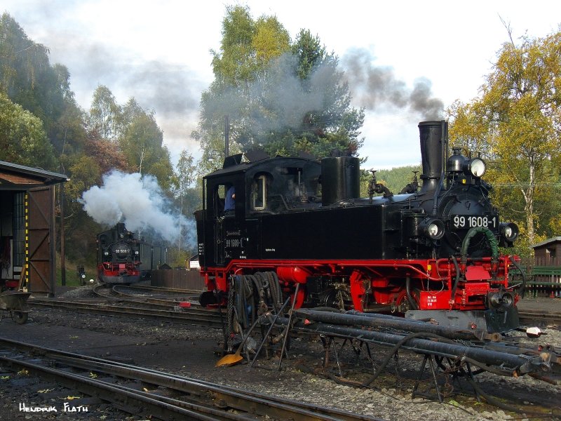 Vor 30 Jahren htte es auch so aussehen knnen: 99 1568-7 fhrt gerade mit dem nachmittglichen Personenzug aus Wolkenstein in Jhstadt ein. 99 1608-0 wird gleich den Personenzug nach Niederschmiedeberg bernehmen, um dort die Arbeiter des Khlschrankwerkes wieder nach Hause zu bringen. Einziger Haken an der Sache: 99 1608 war, meines Wissens nach, nie in Jhstadt beheimantet...Datum: 05.10.2008