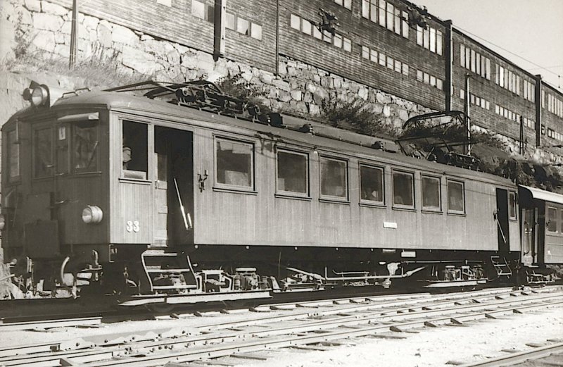 Vor 40 Jahr war SL noch nicht da : es waren SS f�r Stockholm Strassenbahn und verschiedene andere Unternehmen. U.a. der SRJ (Stockholm-Roslagens-J�rnv�gar), mit einem grossen Schmalspurnetz (891 mm). Hier ist ein TW Nr 33 mit Holzkasten, in Stockholm Ostbahnhof fotografiert. (Der Verkehr existiert noch auf einer Linie, mit modernen TW) Sommer 1960. Foto J.J. Barbieux
