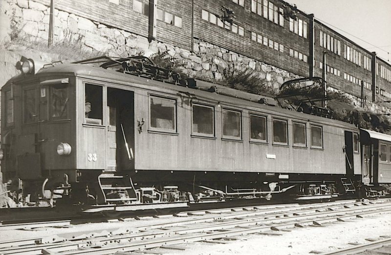 Vor 40 Jahr war SL noch nicht da : es waren SS fr Stockholm Strassenbahn und verschiedene andere Unternehmen. U.a. der SRJ (Stockholm-Roslagens-Jrnvgar), mit einem grossen Schmalspurnetz (891 mm). Hier ist ein TW Nr 33 mit Holzkasten, in Stockholm Ostbahnhof fotografiert. (Der Verkehr existiert noch auf einer Linie, mit modernen TW) Sommer 1960. Foto J.J. Barbieux