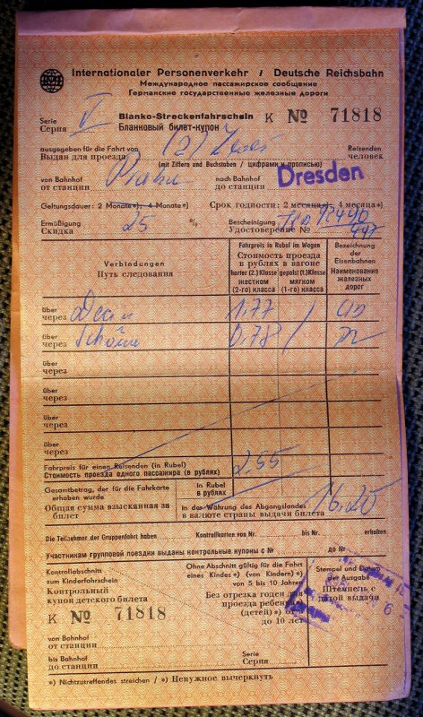 Vor 40 Jahren erhielt man von der Deutschen Reichsbahn fr Bahnfahrten zwischen der DDR und der Tschechoslowakischen Sozialistischen Republik (CSSR) eine derartige  Buchfahrkarte Internationaler Personenverkehr ; Text deutsch und russisch, Format 20x11 cm; - Blanko-Streckenfahrschein fr meine (Rck-) Fahrt von Prag nach Dresden im Mai 1968
