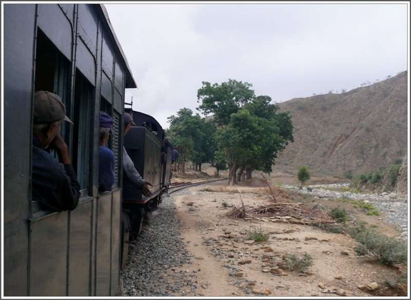 Vor Darnas wird die Gegend langsam flacher, wir folgen aber immer noch dem ausgetrockneten Flusslauf. (29.10.2008)