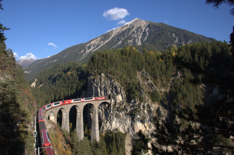 Vor dem 2622,8m hohem  Muchetta -Gipfel berquert der Glacier-Express 906 + 908 (Zermatt/St. Moritz) gezogen von Ge 4/4 III 642  Breil/Brigels  den Landwasser-Viadukt. (Foto: Andreas am 10.10.2008, zeitgleich wie Bild 259624 von unten)