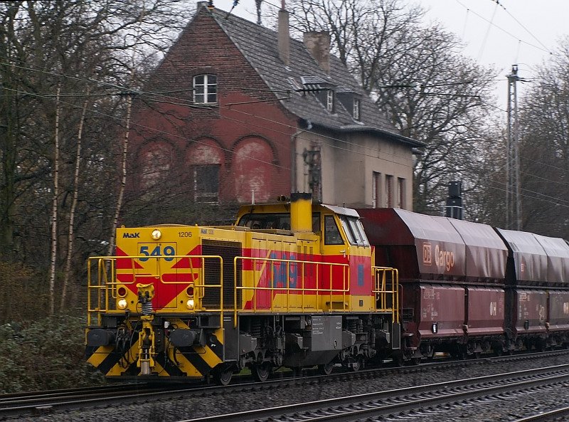 Vor dem alten Ratinger Bahnhof rauscht diese MaK Lokomotive vorbei. Das Foto stammt vom 26.03.2008