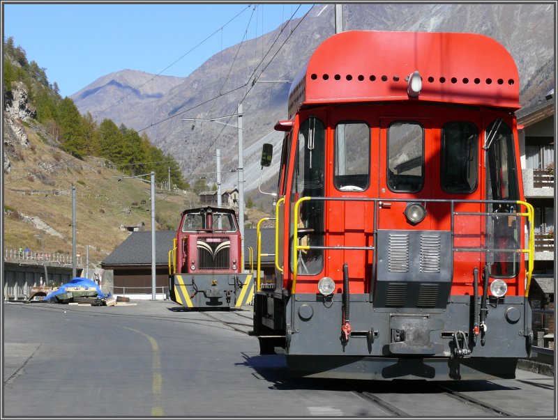 Vor dem Bahnhof Zermatt stehen die Gm 3/3 72 und der Tm 2/2 74.
(20.10.2007)