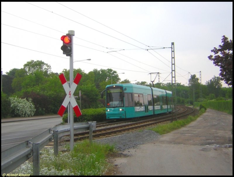 Vor dem Bahnbergang zwischen den Haltestellen Kiesschneise und Brostadt Niederrad befand sich der S-Triebwagen 232 am 14.05.2006
als 7. Zug der Linie 12 auf der Fahrt nach Fechenheim. 