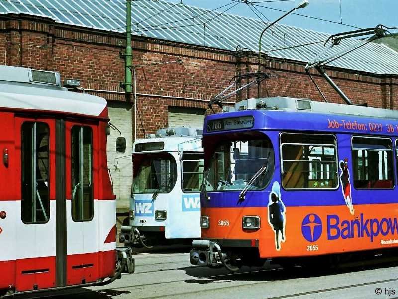 Vor dem Betriebshof Am Steinberg geben sich die GT8S 3038, 3048 und 3055 ein Stelldichein (27. Mai 2005). Die Tage dieser eleganten Fahrzeuge, die den �bergang vom Stra�enbahn- zum Stadtbahnwagen markieren, neigen sich leider allm�hlich dem Ende zu.
