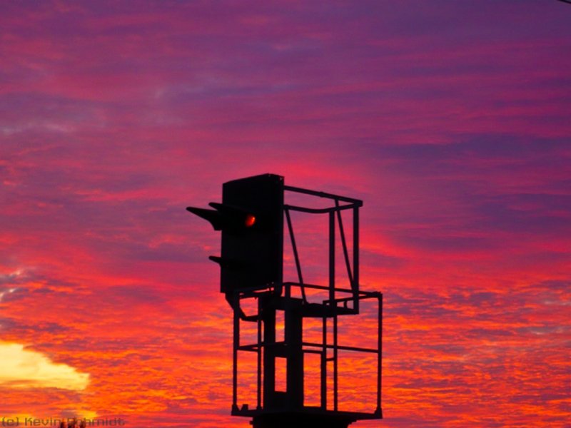 Vor dem brennenden Himmel des 31.07.2009 macht sich dieses Vorsignal ganz gut! (Bahnhof Saalfeld (Saale), Gleis 1a)