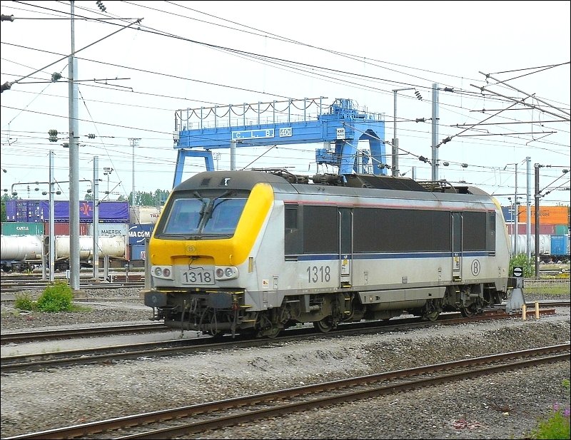 Vor dem Containerterminal in Bettembourg war am 22.06.08 SNCB Lok 1318 abgestellt. (Hans)