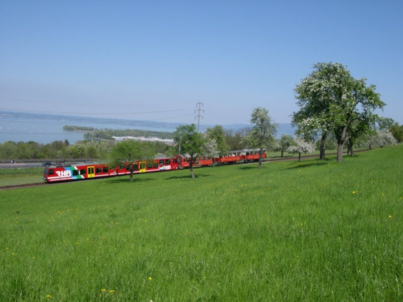 Vor dem Dampfzug ist am 01.05.2005 der planmige zug der Bergbahn unterwegs nach Rorschach Hafen. Dieser fhrt heute die offenen Aussichtswagen und einen zum Fahrradwagen umgebauten Personenwagen.
