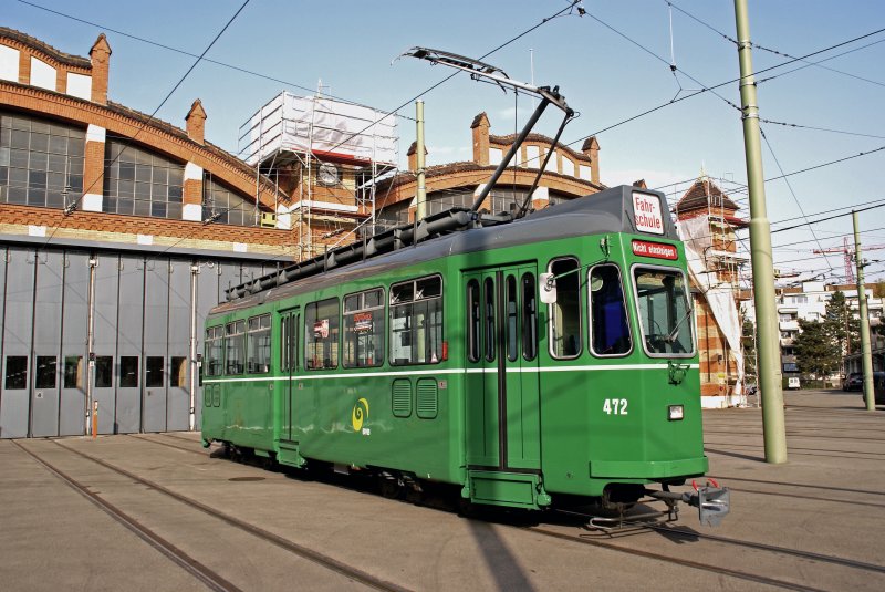 Vor dem deopt Wiesenplatz steht der Motorwagen 472 in der Abendsonne. Die Aufnahme stammt vom 13.10.2008