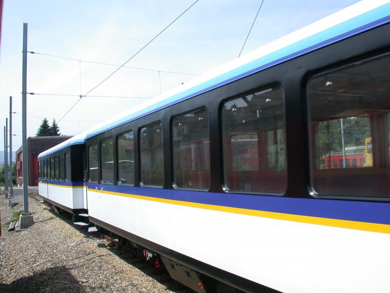 Vor dem Depot der Appenzeller Bahnen in Gais stehen diese zwei ehemaligen B-Wagen der SGA mit fremder Bemalung und ohne Anschriften. (17.07.2004) Am 06.10.2004 sehe ich die zwei Wagen wieder in Lingostire ausserhalb Nizzas auf der Chemin de fer de la Provence. Wie sie jetzt aussehen:
www.simplonpc.co.uk/CP.html 