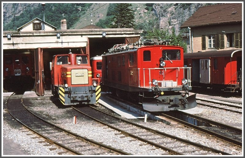 Vor dem Depot Brig zeigen sich HGe 4/4 I 32, der Tm 2/2 4972 oder 4973, sowie dahinter der BDeh 2/4 41 und ein weiterer BDeh 2/4, alles Fahrzeuge der ehemaligen FO. (Archiv 06/77)