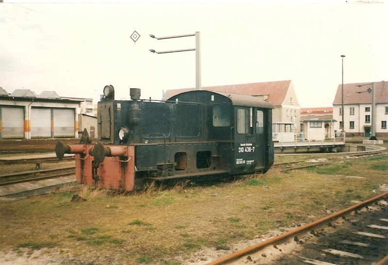 Vor dem ehmaligen Bw Neubrandenburg steht im April 1997 die K 310 438.Jahre spter traf ich die Lok wieder aber leider auf einem Gleis im Rostocker berseehafen zur Verschrottung.