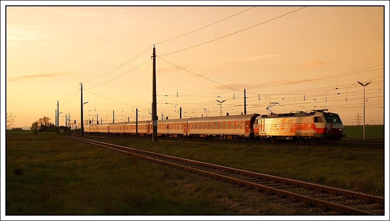 Vor dem EZ 1838 „Erlebniszug Wiener Alpen“ (Mrzzuschlag - Bratislava-Petrzalka ) hing am 20.4.2008 wieder einmal 1014 011, die einzige 1014, die eine Werbeaufschrift trgt. Die Aufnahme entstand im allerletzten Abendlicht in Gramatneusiedl.