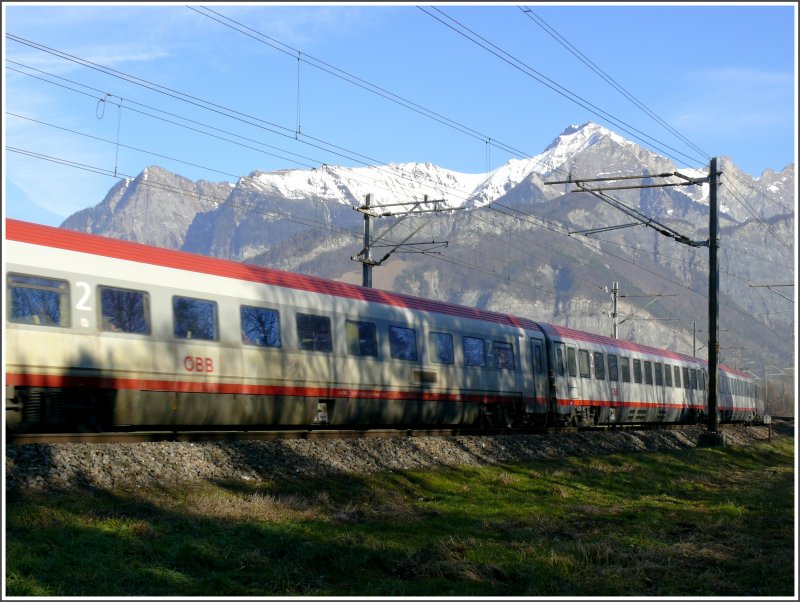 Vor dem Falknis legt sich EC 161 Vorarlberg in die Kurve. Beim Anblick dieser Farben und den fhnigen Temperaturen kommen fast Frhlingsgefhle auf. (29.01.2008)