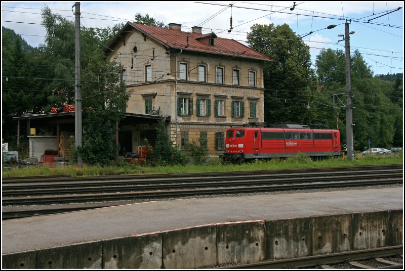 Vor dem Haus geparkt;-) 151 033 wartet vor dem Haus im Bahnhof Kufstein auf neue Aufgaben. (04.07.07)