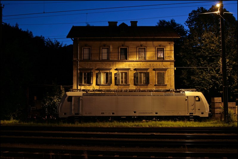 Vor dem Haus geparkt: 186 909 (9180 6186 909-8 D-BTK) steht abgestellt in Kufstein. (10.07.2008)