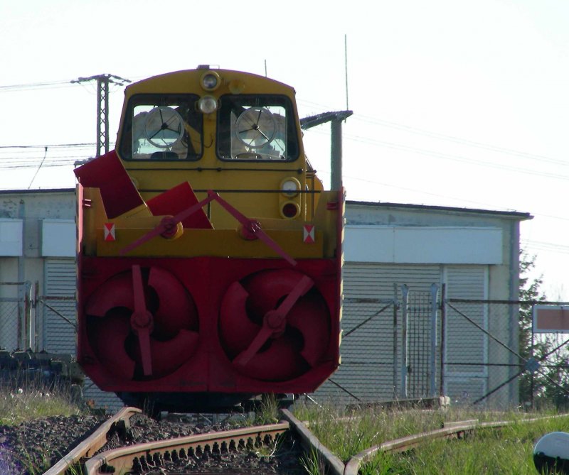 vor dem Hof steh ich ja nun, und wie werd ich die 203 308 vor mir los? Aber warum soll ich mich nur drehen, da� sollen erstmal andere machen!

Schneefr�se vor dem Bahnstromwerk Stralsund am 24.04.09