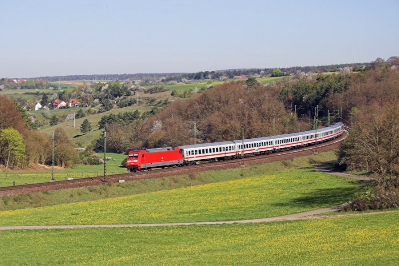 Vor dem ICE bespannte die Baureihe 101 den ersten Fernzug nach Passau. Ein fr die Baureihe sehr sauberes Exemplar zog den IC um die Kurve von Edlhausen in der Nhe von Laaber.