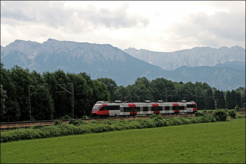 Vor dem Kaisergebirge ist ein 4024er bei Fischbach Richtung Rosenheim unterwegs. (03.07.2008)