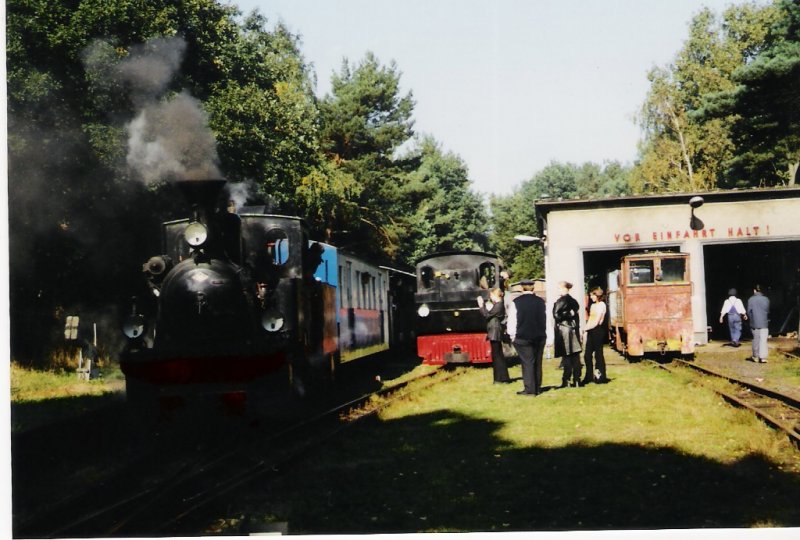 Vor dem Lokschuppen der Parkeisenbahn Prsentieren sich einige Loks am Parkbahnfantag im September 2004