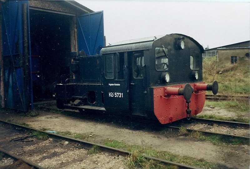 Vor dem Lokschuppen in Putltiz die PEG-K 5731 im Oktober 1999.